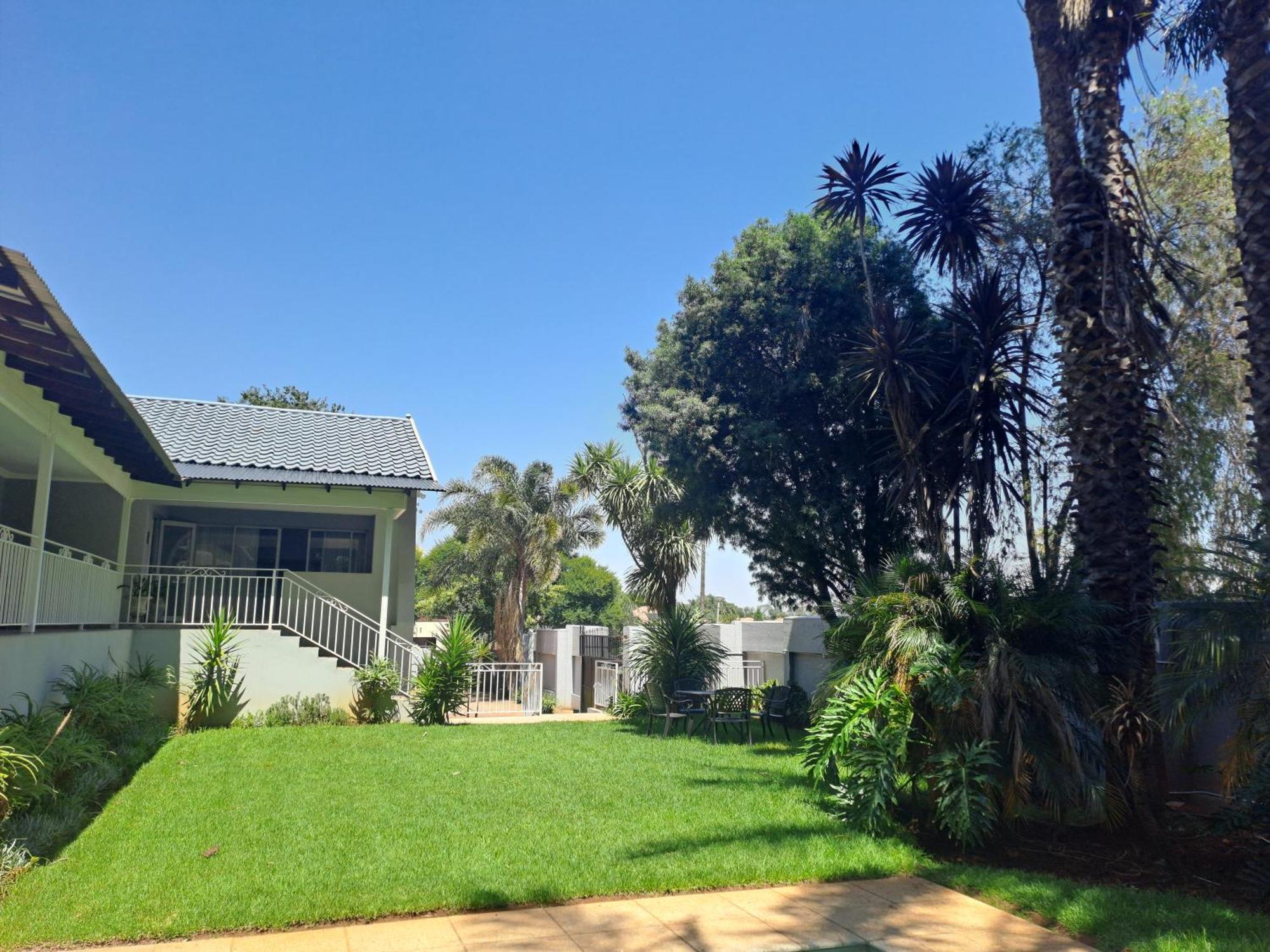 8 On Acacia Guesthouse Bedfordview 外观 照片