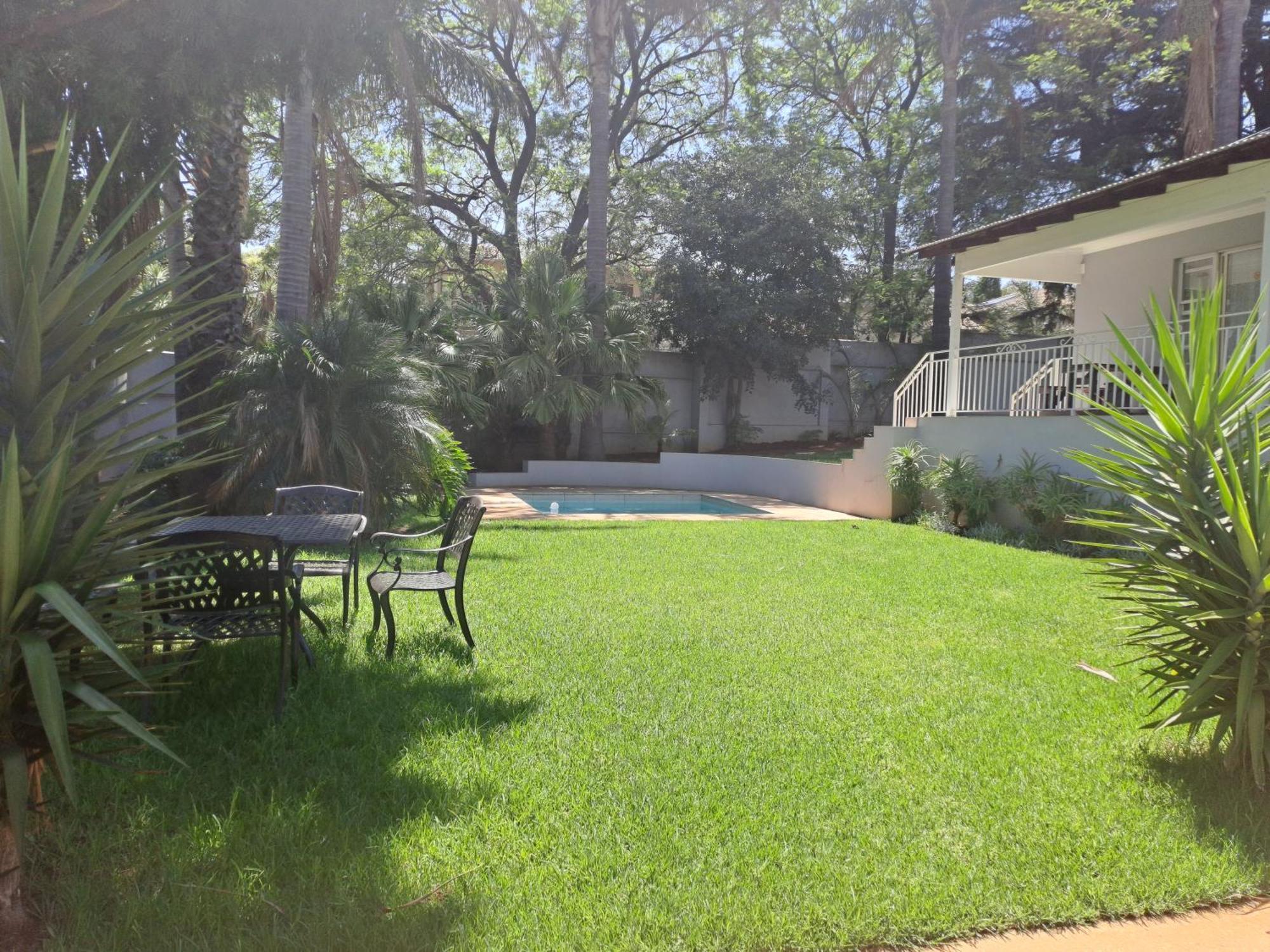 8 On Acacia Guesthouse Bedfordview 外观 照片