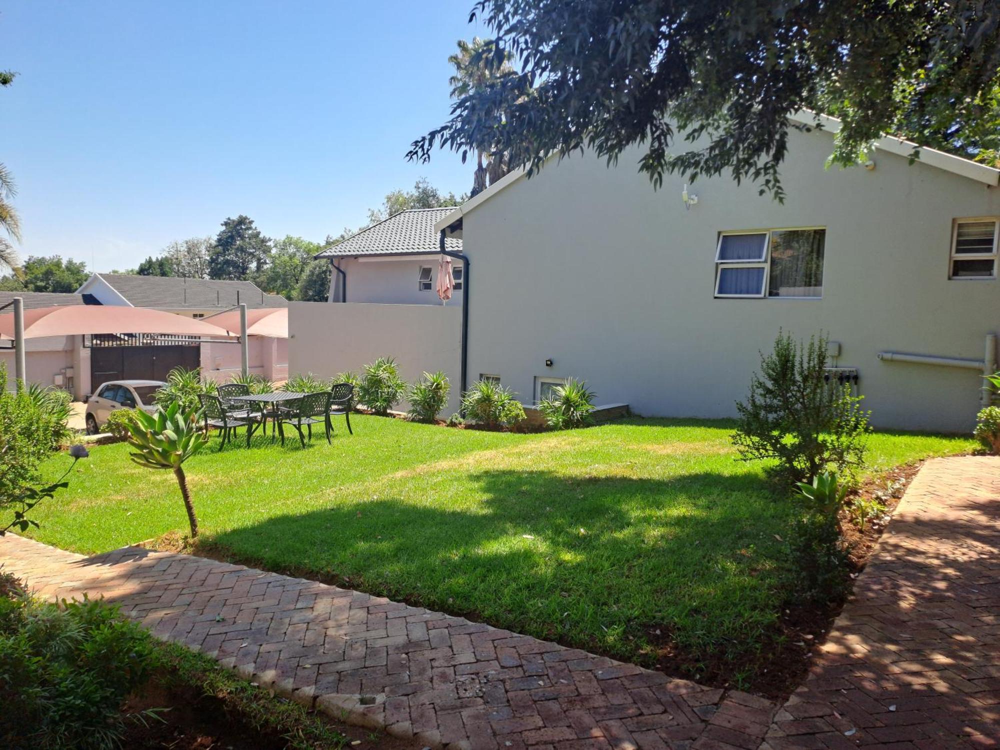 8 On Acacia Guesthouse Bedfordview 外观 照片