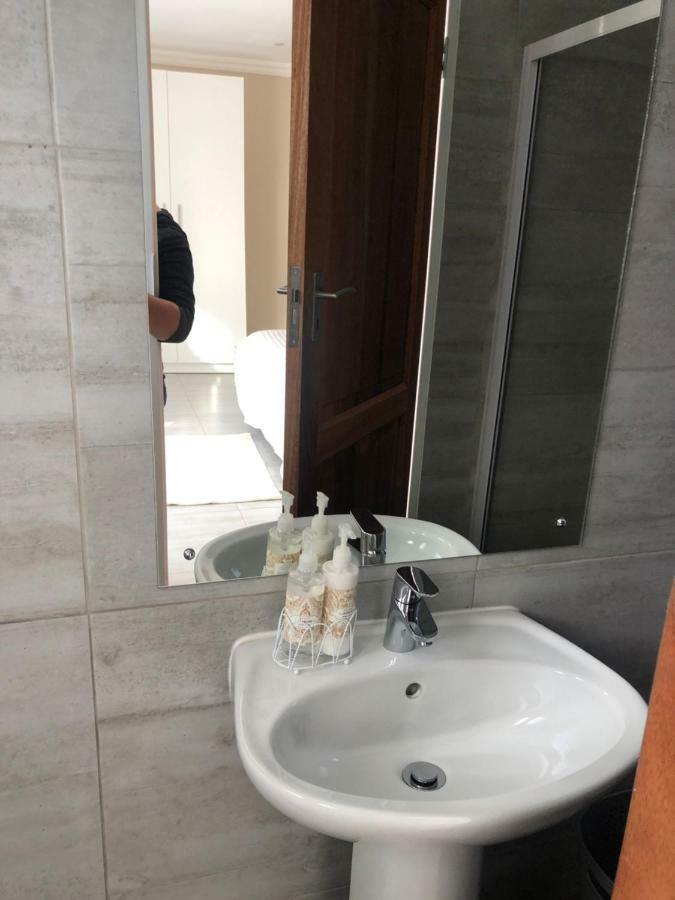 8 On Acacia Guesthouse Bedfordview 外观 照片