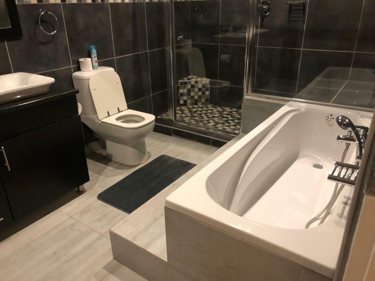 8 On Acacia Guesthouse Bedfordview 外观 照片