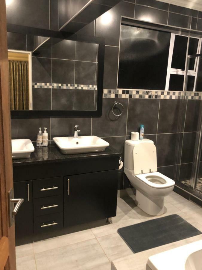 8 On Acacia Guesthouse Bedfordview 外观 照片