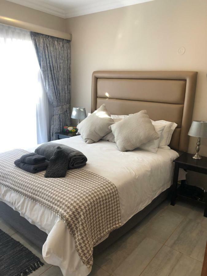 8 On Acacia Guesthouse Bedfordview 外观 照片