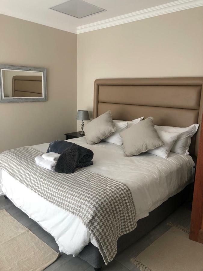 8 On Acacia Guesthouse Bedfordview 外观 照片
