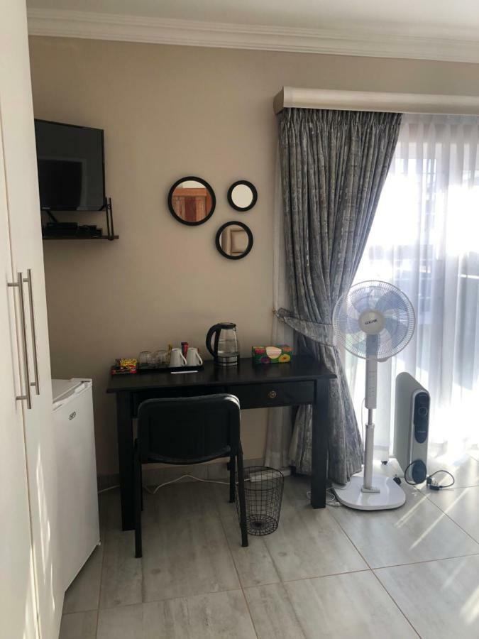 8 On Acacia Guesthouse Bedfordview 外观 照片