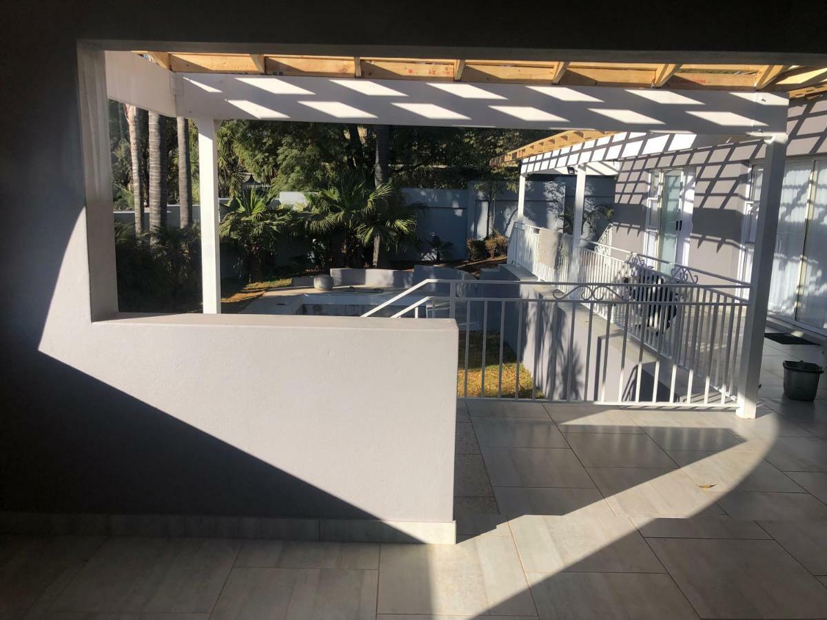 8 On Acacia Guesthouse Bedfordview 外观 照片