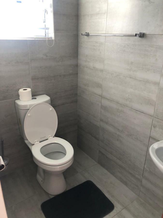 8 On Acacia Guesthouse Bedfordview 外观 照片