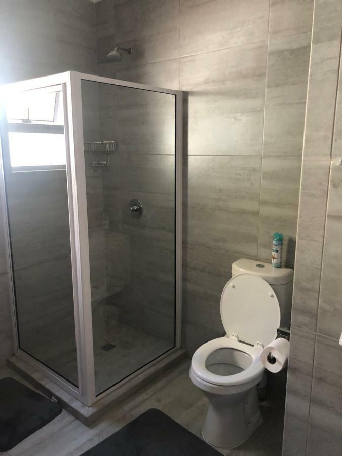 8 On Acacia Guesthouse Bedfordview 外观 照片