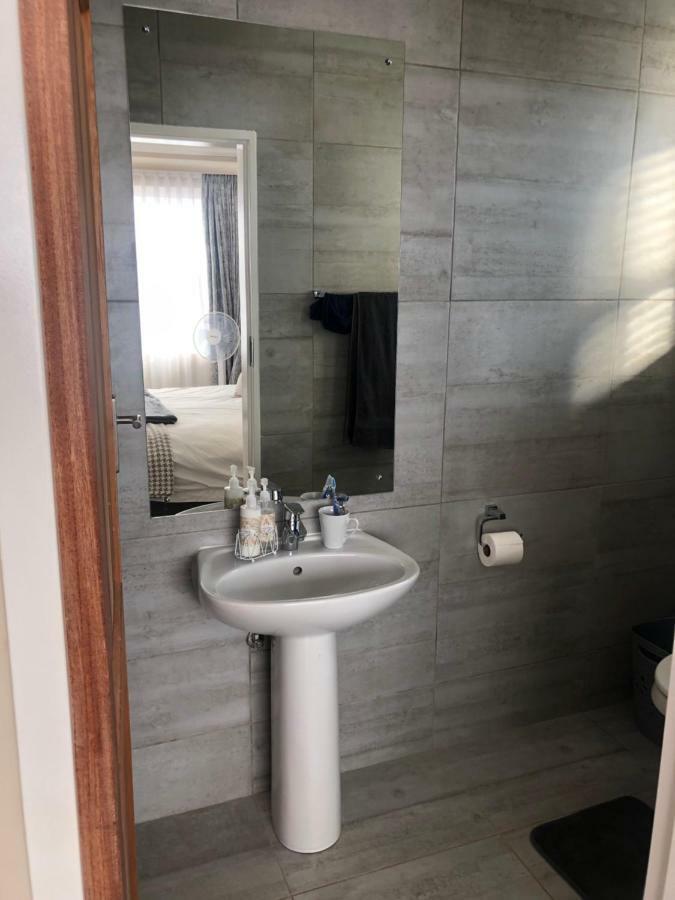 8 On Acacia Guesthouse Bedfordview 外观 照片
