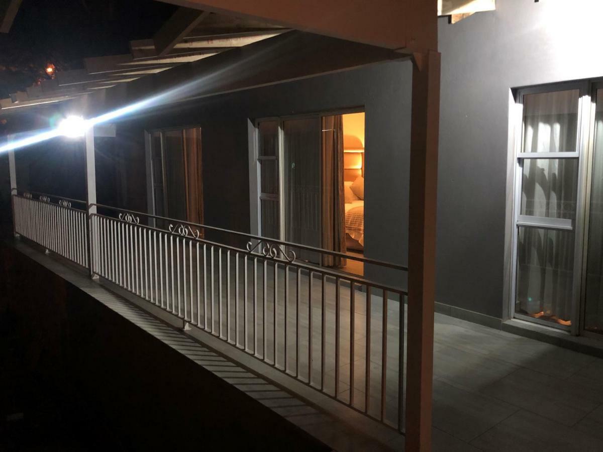 8 On Acacia Guesthouse Bedfordview 外观 照片