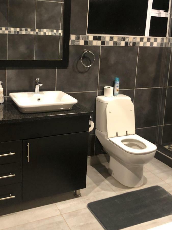 8 On Acacia Guesthouse Bedfordview 外观 照片